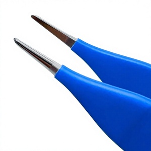 Forceps bipolaires Adson, manche dentelé, isolés, pointe de 1,5 mm, longueur totale 4-3/4" (121 mm) - Product Image 2