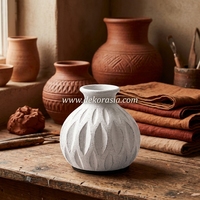 Colegio M Mini vase en terre cuite rustique blanc cassé, pot à bourgeons en argile artisanal, récipient décoratif en céramique pour table