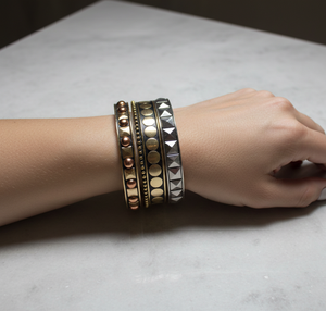 Lote de Joyería al por Mayor: Set de Brazaletes Apilables de Metal Mixto de Calidad con Pirámides Doradas, Plateadas y Negras, Puntos Circulares y Estilo Tribal Boho - Product Image 2