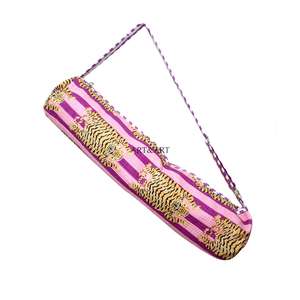 Sac de transport matelassé artisanal pour tapis de yoga, motif imprimé tigre, sangle réglable, léger, en tissu écologique, idéal pour les voyages et le quotidien - Product Image 1