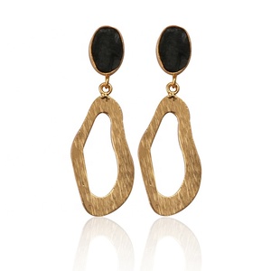 Pendientes de piedras preciosas esmeralda de diseñador manual, Pendientes colgantes verdes de forma cruda, artículos de regalo de joyería chapados en oro - Product Image 3