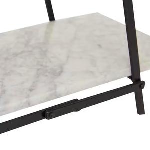 Base rectangular para pastel con diseño de mármol en la parte superior y marco de metal negro - Product Image 3