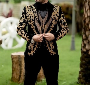 Costume pour homme en velours noir brodé avec détails dorés – Ensemble de blazer de smoking de créateur pour marié, idéal pour les fêtes et les réceptions - Product Image 1