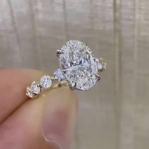 แหวนเพชรทรงวงรี 2.52 กะรัต ผลิตในห้องปฏิบัติการจาก CREATIVE CRAFT ประดับเพชรแบบคลัสเตอร์ พร้อมใบรับรอง IGI ทองคำแท้ 18K คุณภาพพรีเมียม ของขวัญสำหรับเธอ - Product Image 2