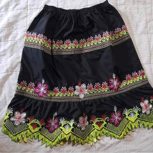 Nueva Falda Plisada para Mujer con Bordado Polinesio Personalizado, Estilo Único, Ropa de Alta Calidad de las Islas Micronesias, Tela Transpirable - Product Image 3