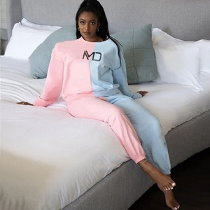 Conjunto Deportivo Completo para Mujer, Sudadera Corta con Capucha, Color Negro, Felpa, y Pantalones Deportivos - Product Image 1