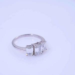 Bague en argent de qualité supérieure avec trois pierres de moissanite taille émeraude, élégante, disponible au meilleur prix depuis l'Inde - Product Image 3