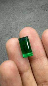 Émeraude naturelle de 5,66 carats, provenant de la mine de Zambie, taille baguette, pierre précieuse verte, certifiée IGI, bijoux de luxe sur mesure - Product Image 2