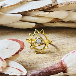 Bague en laiton plaqué or 18 carats pour femme, design élégant, pierre de lune, style bohème, motif étoile géométrique, bijoux célestes délicats, vente en gros/OEM/ODM - Product Image 6