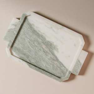 Plateau de service en marbre avec rebord surélevé pour une pose sécurisée des verres et des plats chauds dans un environnement de cuisine très agité - Product Image 4