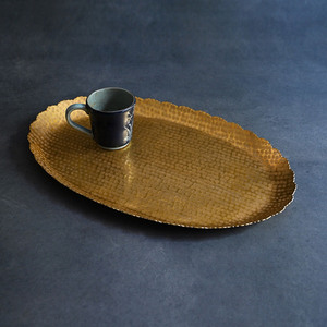 Magnifique plateau de service ovale doré martelé, avec un motif texturé et des bords festonnés délicats, pour servir des aliments et décorer. - Product Image 6