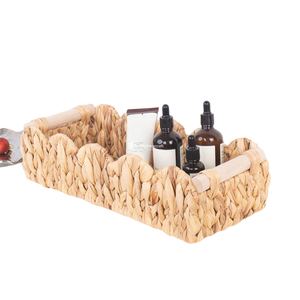 Cesta rectangular tejida de jacinto de agua con borde festoneado y asas de madera para frutas, pan y organizador de tocador - Product Image 1