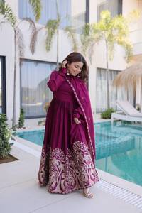 Robe de soirée brodée à motifs floraux pour femmes, style Anarkali ethnique avec dupatta, collection pour fêtes et festivals - Product Image 5