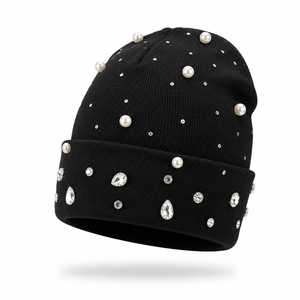 Bonnet noir pour femme avec embellissements en perles et strass, style tricoté décontracté pour l'hiver, personnalisable, marque - Product Image 1