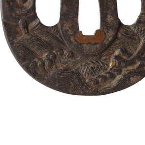 Tsuba japonais de la période Edo en fer avec incrustation dorée, motif dragon et vagues brutes, garde de sabre rond non marqué - Product Image 5