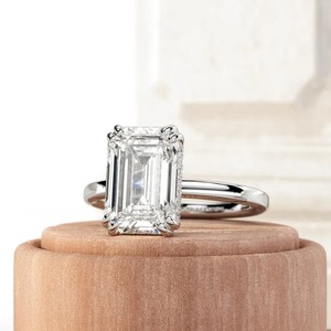 Anillo de Compromiso con Diamante Cultivado en Laboratorio de 4 Quilates, Corte Esmeralda Único, Color E, Halo Oculto, Oro de 14K/18K, Engaste de Doble Garra, Certificado IGI - Product Image 2