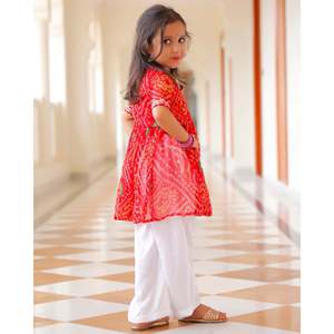 Magnifique ensemble de kurta en chiffon pur Bandhani rouge, dessiné à la main, pour enfants de 1 à 2 ans, vêtements décontractés indiens et pakistanais - Product Image 5