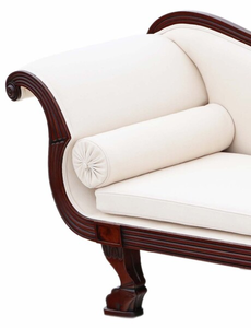 Sofá Sofisticado de Silueta Curva que Combina Detalles en Madera Oscura Intensa y Tapicería en Arena Clara sin Juntas - Product Image 5