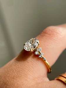 Bague de fiançailles ovale d'inspiration vintage avec halo de diamants en éclat étoilé et sangle fendue pavée en or 10K, 14K, 18K ou en argent - Product Image 3