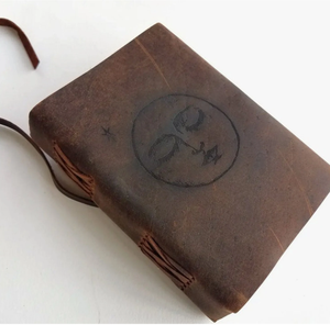 Diario de Sueños de Cuero con Diseño de Luna Dormida, Personalización Gratuita, 5" x 7", Opción de Papel Rayado o Sin Rayar - Product Image 1