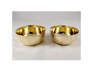 Tazón de servir de latón esencial para la cocina, diseñado para una presentación elegante de alimentos, con una estructura sólida y un estilo atemporal. - Product Image 4