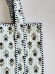 Bolso Tote Acolchado con Diseño Floral, de Tela de Algodón, Reutilizable, Estilo Minimalista, para Todas las Temporadas, con Parte Superior Abierta - Product Image 3