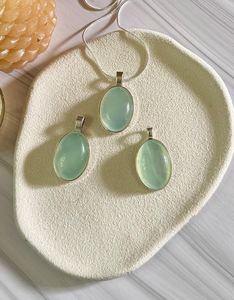จี้รูปไข่หินอาเกตแท้จาก NIKHIL GEMS เงินแท้ 925 สไตล์วินเทจ หรูหรา ประดับพลอยสีเขียว รับรองโดยผู้ตรวจสอบอิสระ เหมาะสำหรับเป็นของขวัญวันเกิด - Product Image 3