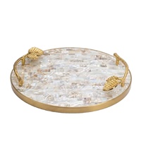Plateau de service artisanal en nacre avec poignées en laiton, élégant décor en incrustation de coquillages, plat de service décoratif pour la maison