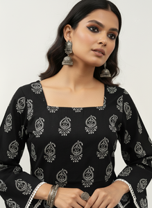 Kurti de algodón negro estampado para mujer con mangas acampanadas y cuello cuadrado - Product Image 2