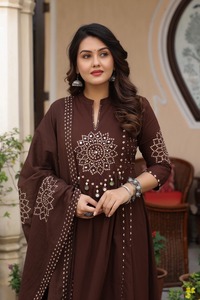 Conjunto de traje Anarkali de algodón marrón moca de lujo de 60x60 con estampado Bandhani, pantalones Kurta adornados y Dupatta - Product Image 5