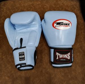 Gants de boxe en cuir de vache véritable Twins Muay Thai Kickboxing, fermeture à boucle, légers, équipement de sparring, bleu ciel - Product Image 1