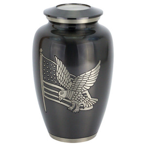 Urne funéraire en aluminium noir avec motif drapeau américain et d'aigle gravé, incluant un coffret souvenir en forme de cœur et un mini-urne assortie. - Product Image 2