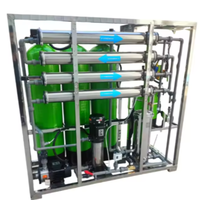 Système de purification d'eau RO industriel FRP 2000L/H, contrôlé par PLC, avec pompe haute pression, moteur, osmose inverse à 99% de dessalement, garantie 1 an
