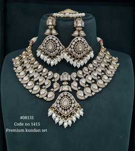 Ensemble de collier et boucles d'oreilles Kundan de qualité supérieure 08131, ensemble de bijoux en laiton avec pierres en moissanite pour mariage, fiançailles, fête - Product Image 4