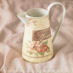 Regadera de metal con acabado antiguo y detalles impresos en esmalte, herramienta de jardinería perfecta para amantes de las plantas en balcones y terrazas. - Product Image 5