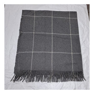 Manta Multiusos con Diseño de Rayas Finas en Gris Medio y Blanco para Cama, Sofá y Viajes, con Tela Suave y Resistente - Product Image 4