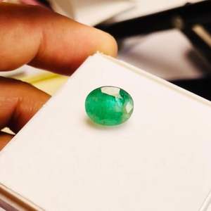 มรกตธรรมชาติจากแซมเบีย รูปทรงวงรี น้ำหนัก 5.55 กะรัต คุณภาพดี สีเขียวสวยงาม ขัดเงาอย่างสมบูรณ์แบบ เหมาะสำหรับทำเครื่องประดับ - Product Image 4