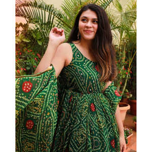 Robe Bandhej avec dupatta vert jardin, col carré, taille XS, taille naturelle - Product Image 4