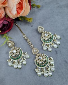Collier élégant à motif Chandbali avec boucles d'oreilles et mangtika pour femmes, ensemble de bijoux ethniques traditionnels pour réceptions, fabriqué par un fabricant. - Product Image 4