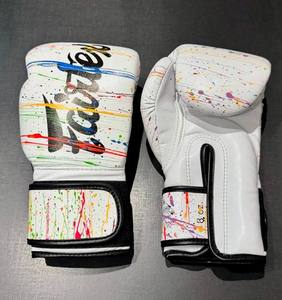 ราคาขายส่ง RTS คุณภาพสูงสุด ถุงมือชกมวย Fair Tex แบบกำหนดเองได้ หลายสีขาว สำหรับการต่อสู้ ถุงมือพิมพ์ลายที่ใส่สบาย รุ่น AI-MG-06 - Product Image 1