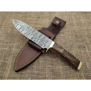 Cuchillo de Hoja Fija Hecho a Mano en Acero de Damasco con Mango de Madera y Funda de Cuero para Uso en Exteriores y Manualidades - Product Image 3