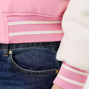 Blouson universitaire de baseball personnalisé pour hommes et femmes, rose sur les manches, broderie, respirant, en laine/cuir, vente en gros - Product Image 2