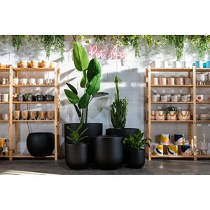 Ensemble de pots de fleurs Hieta modernes pour l'intérieur et l'extérieur, 4 tailles, 25-110 cm, noir, lisses, larges, en fibre de verre, forme de globe, élégants - Product Image 2