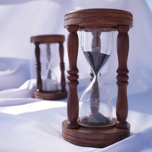 Horloge à sable décorative en bois, idéale pour la méditation, le yoga, la relaxation et la décoration d'étagère, provenant d'Inde. - Product Image 6