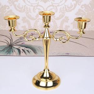 Candelabro de metal con acabado dorado clásico, elegante decoración ideal para el hogar, hoteles, restaurantes y decoración de celebraciones. - Product Image 2