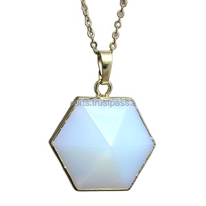 จี้หินโอปอลิททรงหกเหลี่ยม เครื่องประดับชั้นดี พร้อมกรอบเงินแท้ชุบโรเดียม/ทอง - Product Image 1