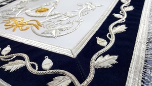 Tablier de maître maçon de la Loge Bleue en satin blanc et bleu marine avec broderies argentées et cuir blanc argenté avec cordons - Product Image 5