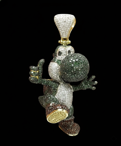 จี้รูปตัวละครโยชิแบบสั่งทำพิเศษ ประดับเพชรและมรกตสีเขียว ฝังด้วยเทคนิคไมโครเพฟ ทำด้วยทองคำสองสี 14K  งานแฮนด์เมด - Product Image 1