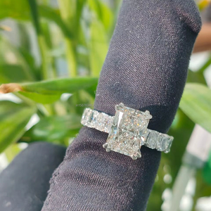 Anillo de Diamantes de Corte Radiante de Lujo en Oro Blanco con Piedras Laterales, Elegante Joya de Compromiso para Mujer, Diseño Fino Personalizado - Product Image 1