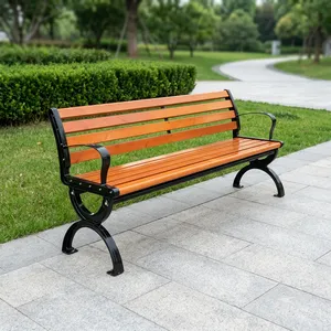 Banc de parc moderne en lattes de bois avec structure en fonte noire, accoudoirs incurvés et design durable pour l'extérieur - Product Image 3